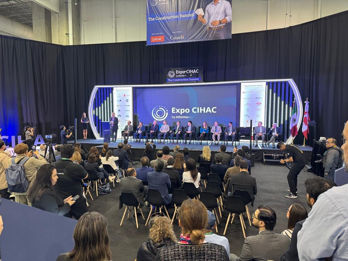 Asistentes en el auditorio principal de Expo CIHAC 2026