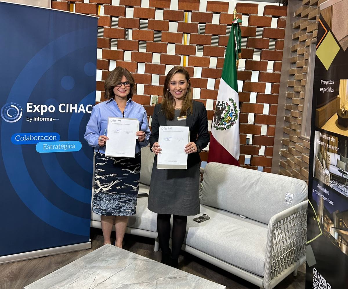 Representantes de Expo CIHAC y ARISE México muestran el convenio de colaboración firmado