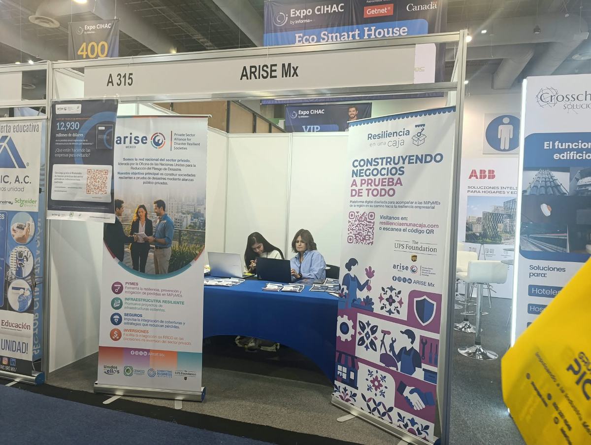 Stand de ARISE Mx en Expo CIHAC 2026 con materiales sobre negocios resilientes