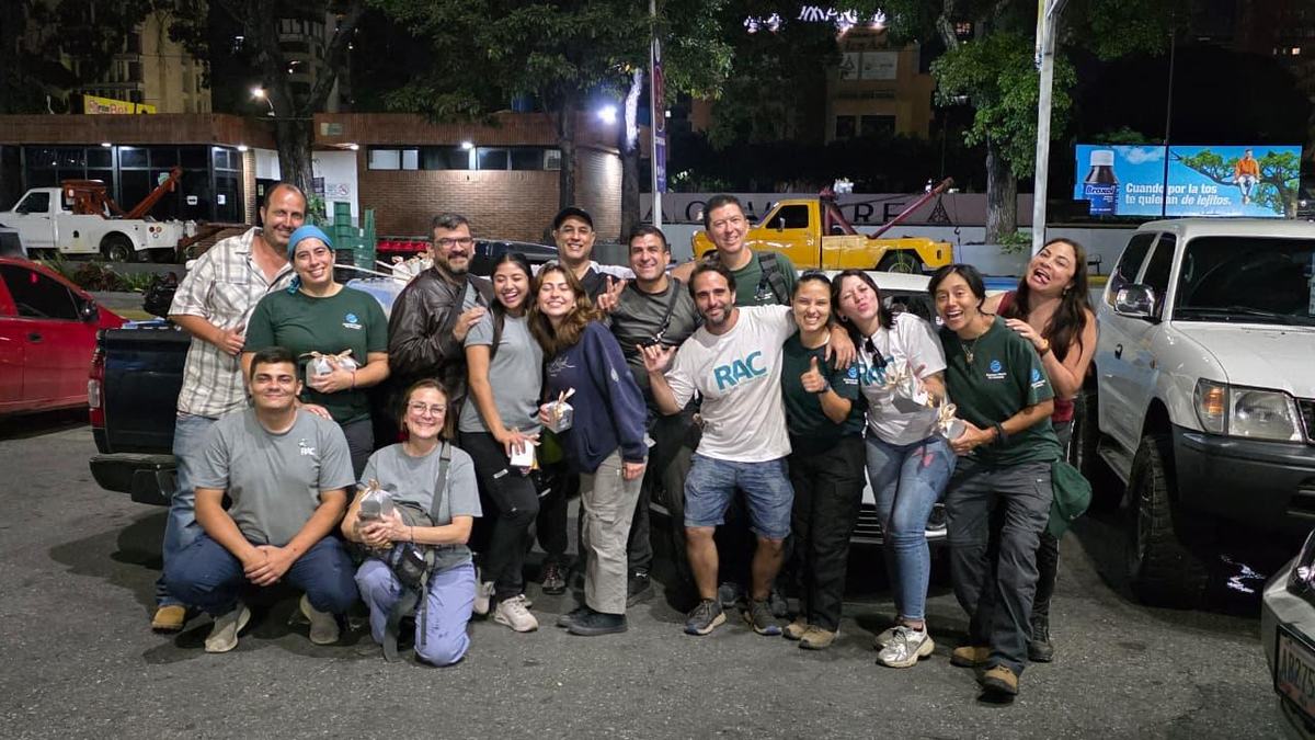 Equipo de Humane World for Animals y voluntarios reunidos al final de una jornada en Venezuela